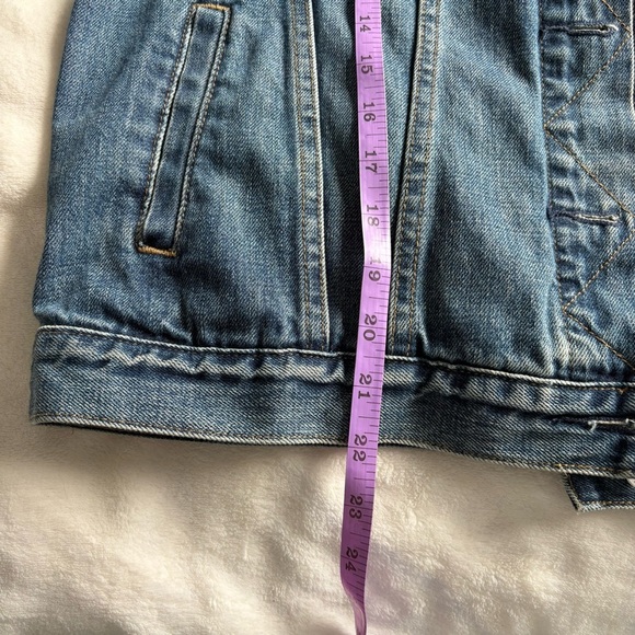 GAP Classic Medium Wash Denim Jacket w 6 Pockets - Picture 13 of 17